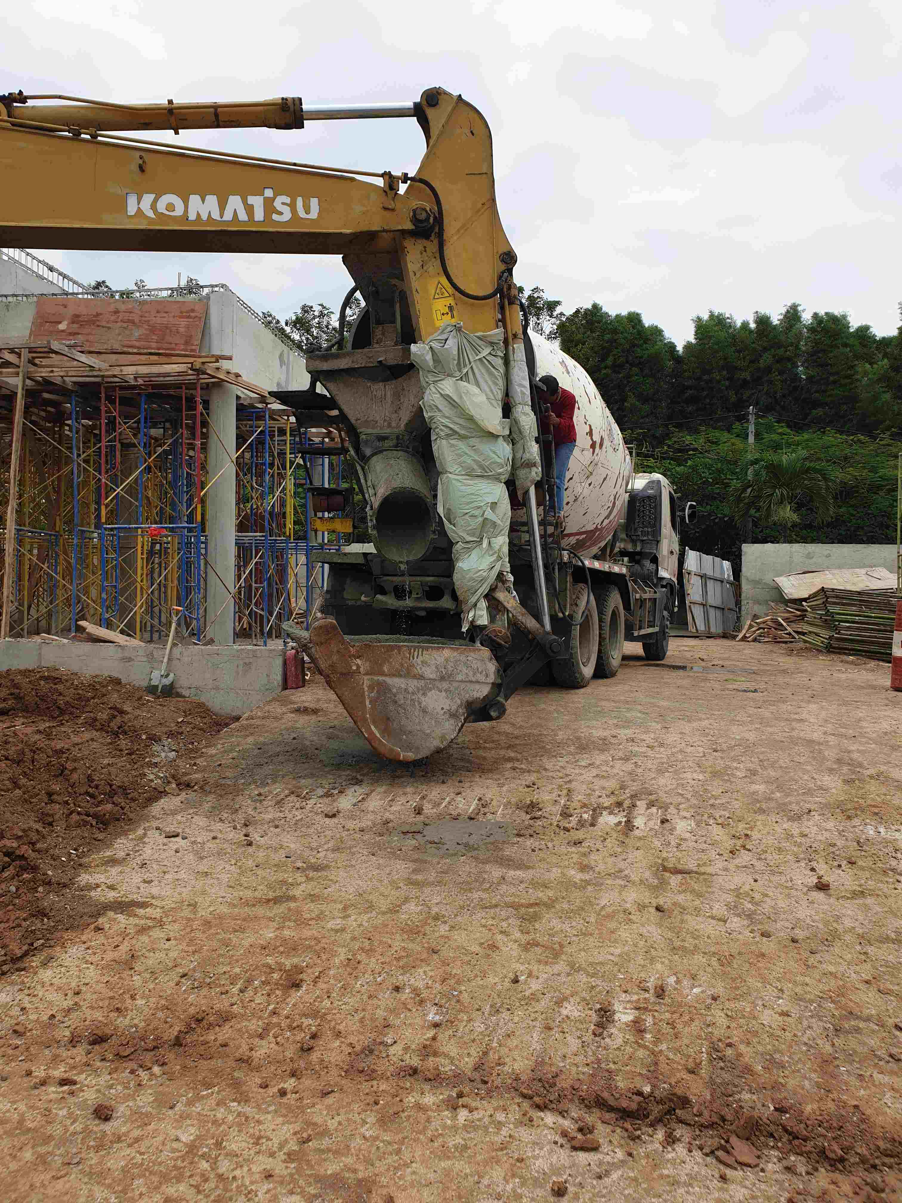 Proses konstruksi makam